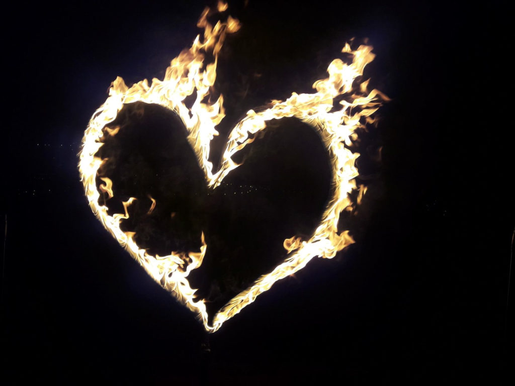 Ein brennendes Herz für Liebende. Etwas anderes als ein Feuerwerk